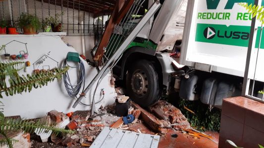 #BuenFlash: un camión destrozó dos casas, vuelve el turismo interno y otros temas importantes del día
