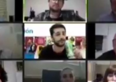Un concejal tomó una cerveza en plena sesión virtual