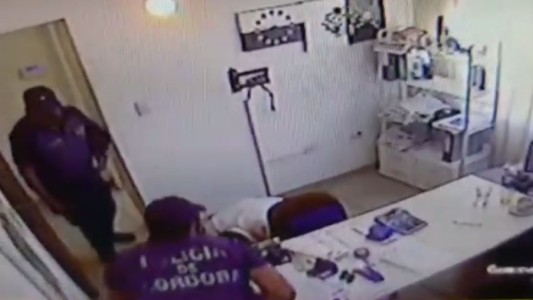 El video que muestra la secuencia completa del robo de falsos policías en una estación de servicios