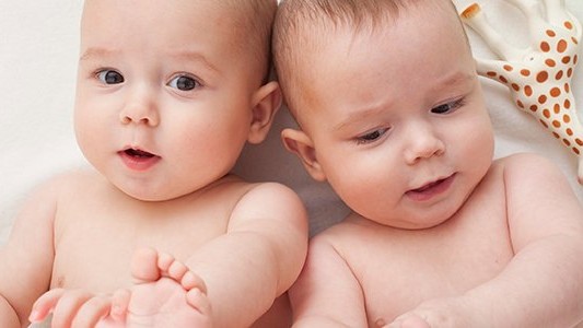 Le hizo un tatuaje a su hijo gemelo y desató una guerra familiar: "Mi suegra no quiso cuidarlos más"