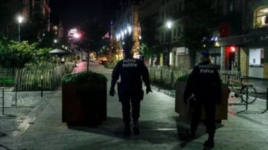 Tras un alerta por una fiesta ilegal, la Policía irrumpió en una casa y encontró una orgía