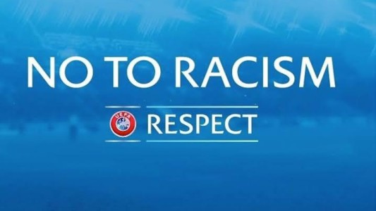 El PSG y Estambul Basaksehir suspendieron su partido por observaciones racistas del cuarto árbitro