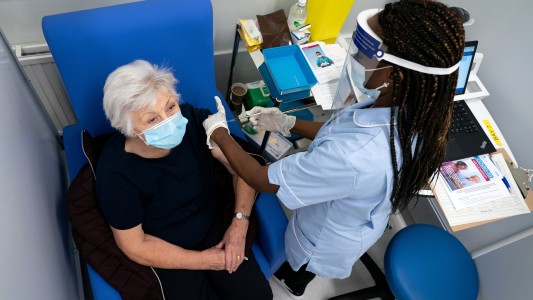 Desde Reino Unido advierten a los alérgicos sobre la vacuna Pfizer tras reacciones adversas