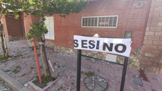 Crimen en Yofre Sud: los vecinos reaccionaron y apedrearon la casa de los agresores