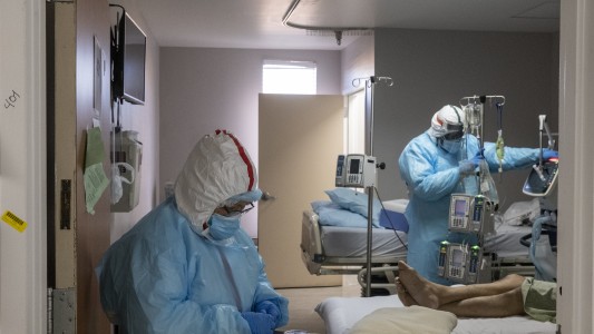 Estados Unidos vuelve a romper récord de hospitalizaciones por coronavirus