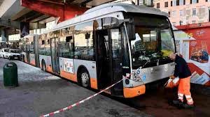 Un bebé de un mes murió aplastado por su mamá cuando el colectivo frenó de golpe