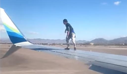 VIDEO: se subió al ala de un avión a punto de despegar, mirá el terrible desenlace