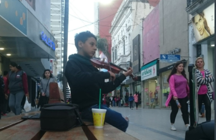 Un violinista de 13 años contó cómo ayudó a su papá para cobrar el aguinaldo