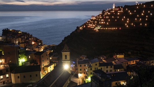 Video: un pesebre luminoso sorprende en la costa italiana