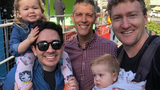 Dos hijos con tres padres: familia poliamorosa de tres hombres es reconocida legalmente