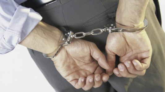 Condenado por pagar para que le rompieran los dedos a su hijo por ser homosexual