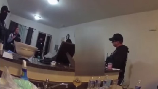 Video: policías entraron por error a una casa y esposa a una mujer desnuda que era inocente
