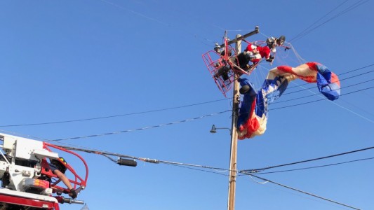 Video: Papá Noel quedó colgado de los cables y tuvieron que rescatarlo los bomberos