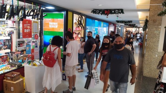 Compras navideñas: multitud en el centro y shoppings