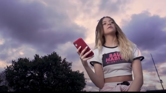 La youtuber adolescente Alma Giuliano lanzó su primer sencillo