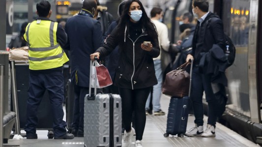 Reino Unido restringe vuelos desde Sudáfrica a causa de nueva mutación del coronavirus