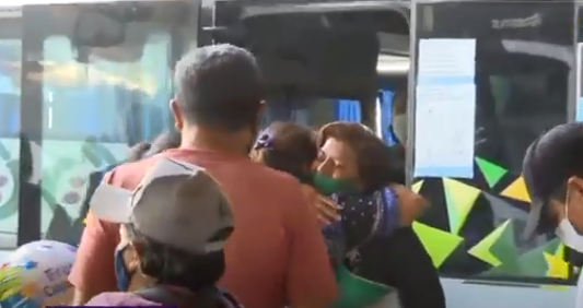 La Navidad de los Reencuentros: emoción en la Terminal de Ómnibus