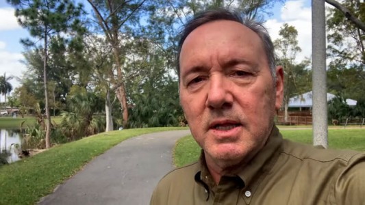 Kevin Spacey reapareció con un nuevo mensaje navideño: "Todo se pondrá mejor"