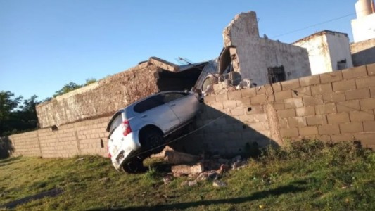 Un descontrolado “auto volador” se estrelló contra una casa en Villa María