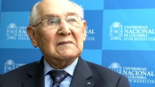 Un colombiano presentó su tesis doctoral a los 104 años: lo felicitó hasta Shakira