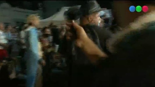 Video: Agreden a un equipo de Telefe Noticias que cubría la marea celeste en las afueras del Congreso