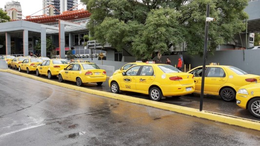 Uber pone otra vez en pie de lucha a los taxistas, que se manifiestan en la Terminal