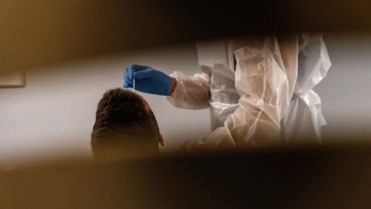 Francia: detectan el primer caso de coronavirus con la nueva cepa de Sudáfrica