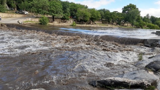 Lluvia en Córdoba: alerta por crecidas en los ríos serranos