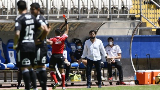 El argentino Quinteros fue expulsado en Chile por grosero gesto a un rival