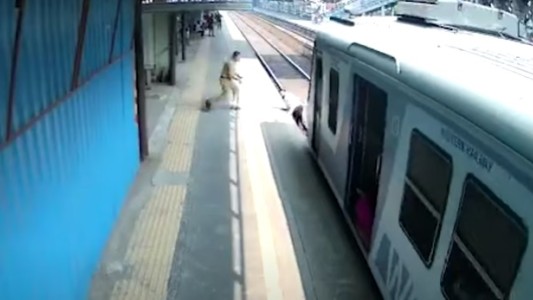 Video: policía lo salvó de que lo atropelle un tren y le dio un golpe como reprimenda