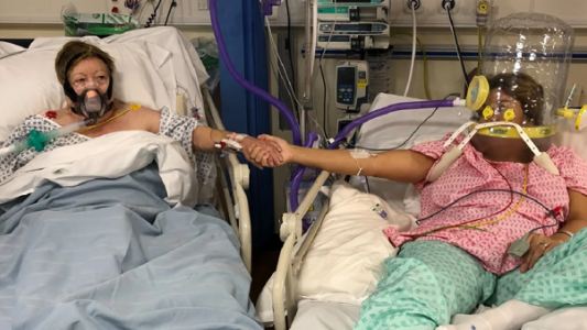 Foto desgarradora de una joven junto a su madre antes de que ésta muera de coronavirus