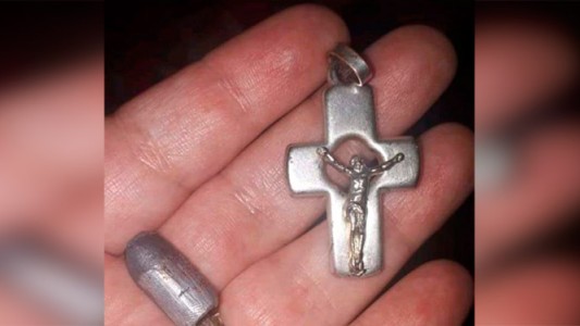 "Milagro": Un crucifijo impidió que una bala perdida impactara en un nene
