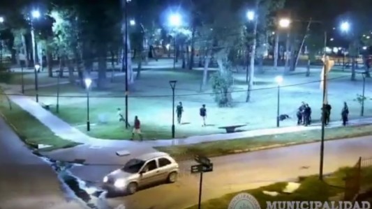 Video: desmayaron de un piedrazo a un policía que intervino en un incidente en una plaza