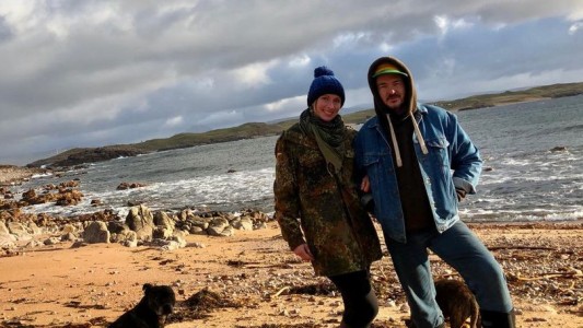 Para evitar el coronavirus, se mudaron a una isla remota sin gas, luz ni agua corriente