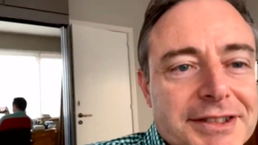 "Nueva normalidad": el intendente que se volvió viral al dar una nota en calzoncillos