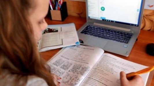 Un poco en el aula y un poco en la "compu", el 1 de marzo vuelven las clases