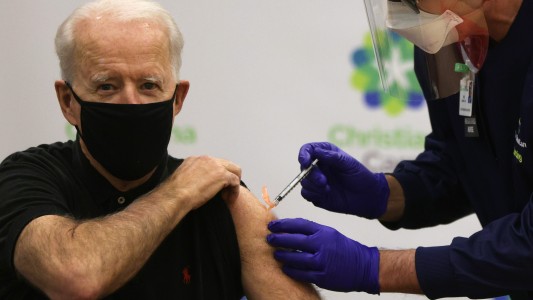 Joe Biden recibió la segunda dosis de la vacuna contra el coronavirus