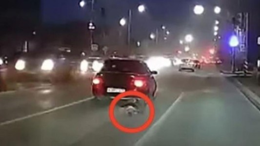 Video escalofriante: un hombre arrastra a su perro con el auto por una autopista