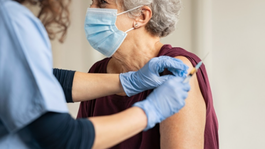 España: Un juzgado obligó a vacunar a una anciana en una residencia tras la negativa de la hija