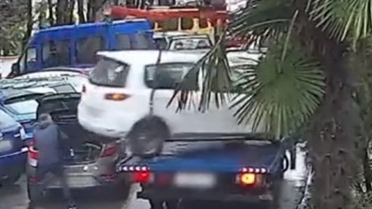 Video: esquivó por centímetros el golpe de un auto que se soltó del remolque