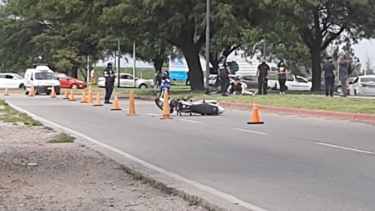 Un motociclista murió al chocar contra un poste de alumbrado: no llevaba puesto el casco