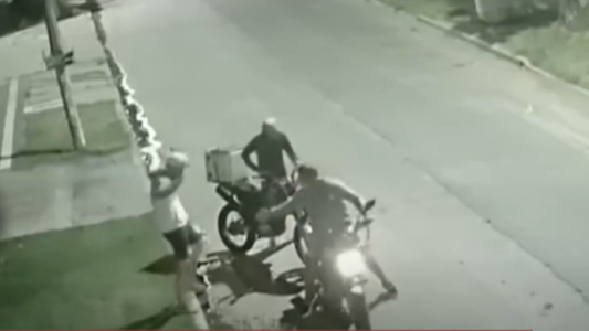 Le robaron la moto a un repartidor y el ladrón no sabía cómo arrancarla