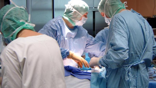 Francia realiza doble trasplante de brazos y hombros en un paciente islandés