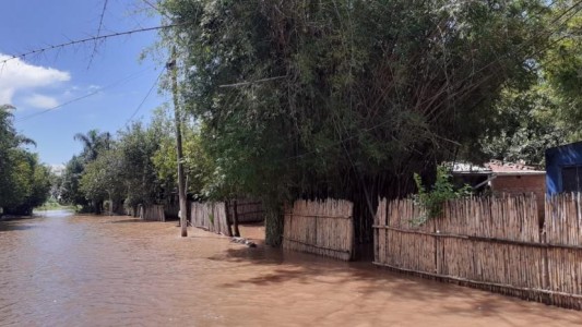 Tucumán: Desbordó el río Colorado y hubo que asistir a familias de la zona
