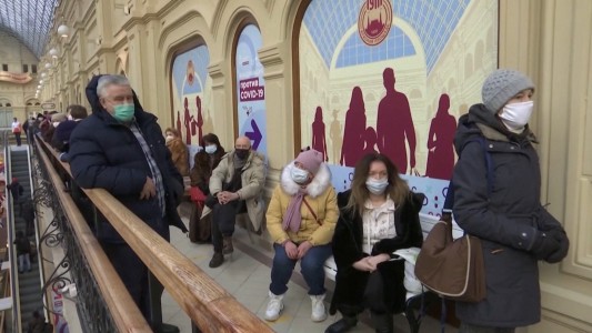 Rusos se dan la Sputnik en un shopping de lujo