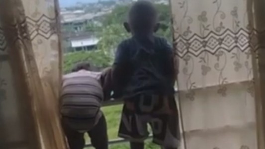 Video: investigan a una mujer que grabó con su celular como su hija caía desde un segundo piso