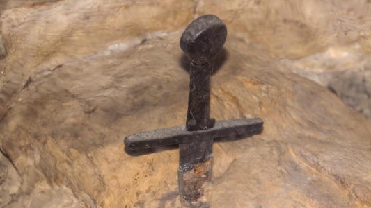 El misterio de las espadas clavadas en piedras en Italia