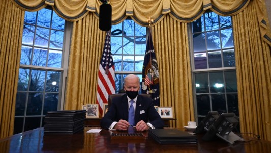 Joe Biden firmó sus primeros decretos como presidente de Estados Unidos