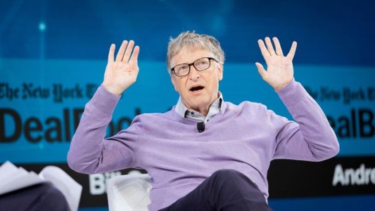 Bill Gates recibió la primera dosis de la vacuna contra el coronavirus: "Gracias a todos los científicos"