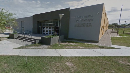 Mató a golpes a su pareja delante de sus hijos y se arrojó abajo de un camión